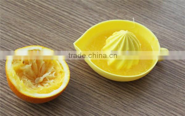 2015 wholesale novelty non-toxic hot selling lemon squeezer with silicone handles