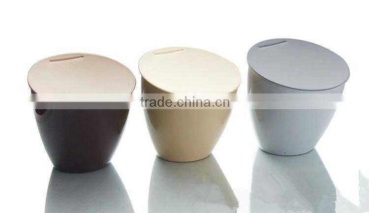 Small Fashion Plastic Trash Can