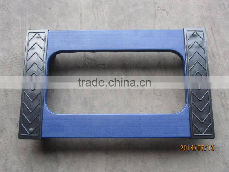 Four-wheel moving pallet dolly with rubber carpet