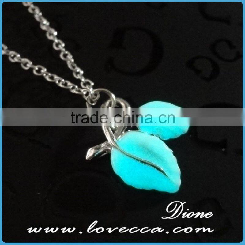 Wholesale leaf pendants necklace glow in the dark necklace with Luminous stone