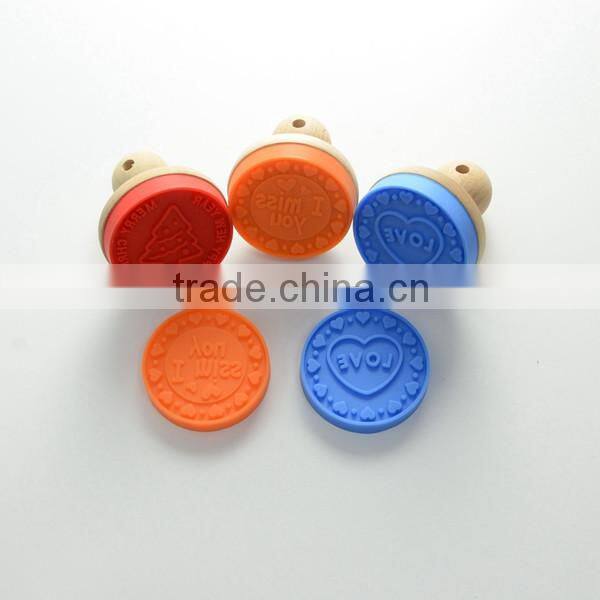 2016 New Design Wooden Handle Eco-friendly Cookie Stamp