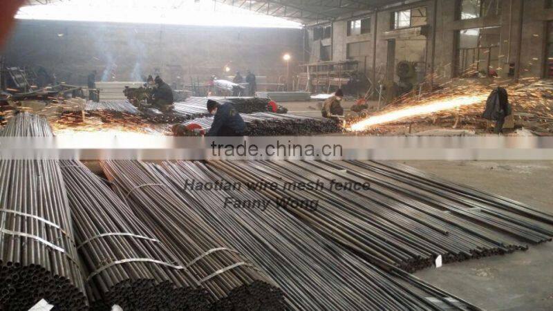red powder coating crowd control barriers temporary fence with reflactive stripes for france market