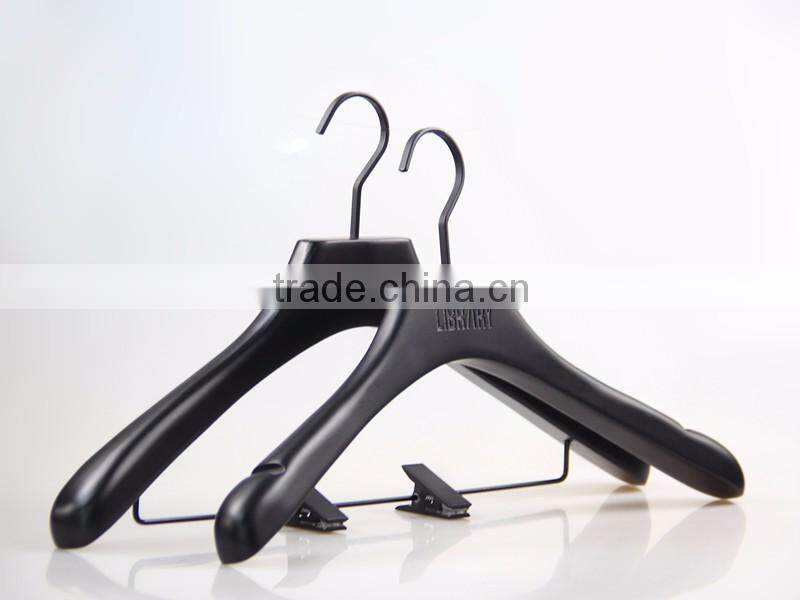 CY-652 Manufacturer Provide custom luxury wooden coat hanger with trouser clip