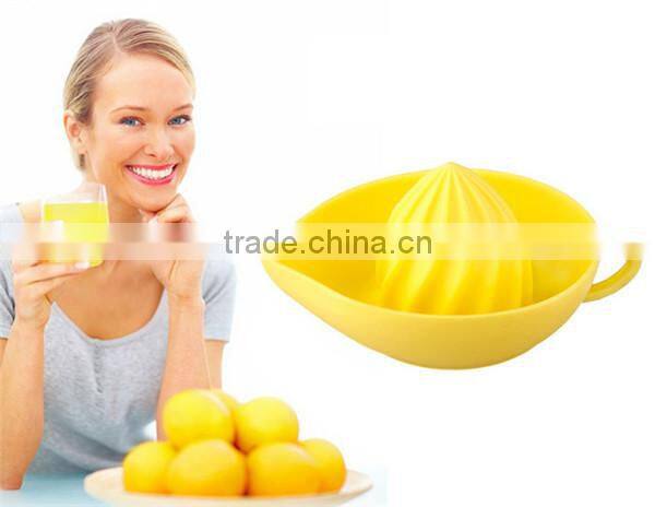 2015 wholesale novelty non-toxic hot selling lemon squeezer with silicone handles