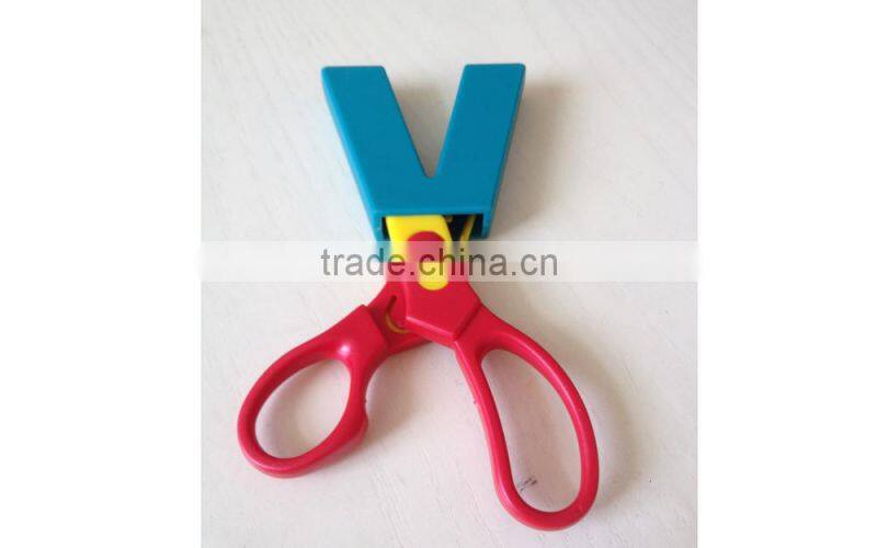 Replaceable blade craft scissors