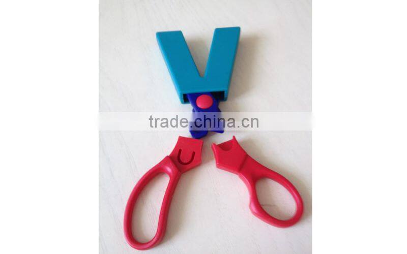 Replaceable blade craft scissors