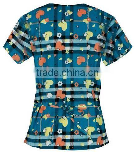 New Design Printed Mock Wrap Scrubs Wholesale of Y-Neck with Two Lower Pockets