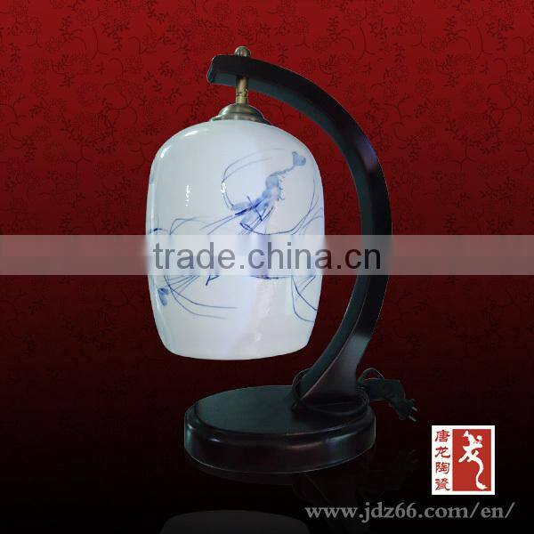 Chinese style blue and white ceramic reading lamp for home decoration in Jingdezhen