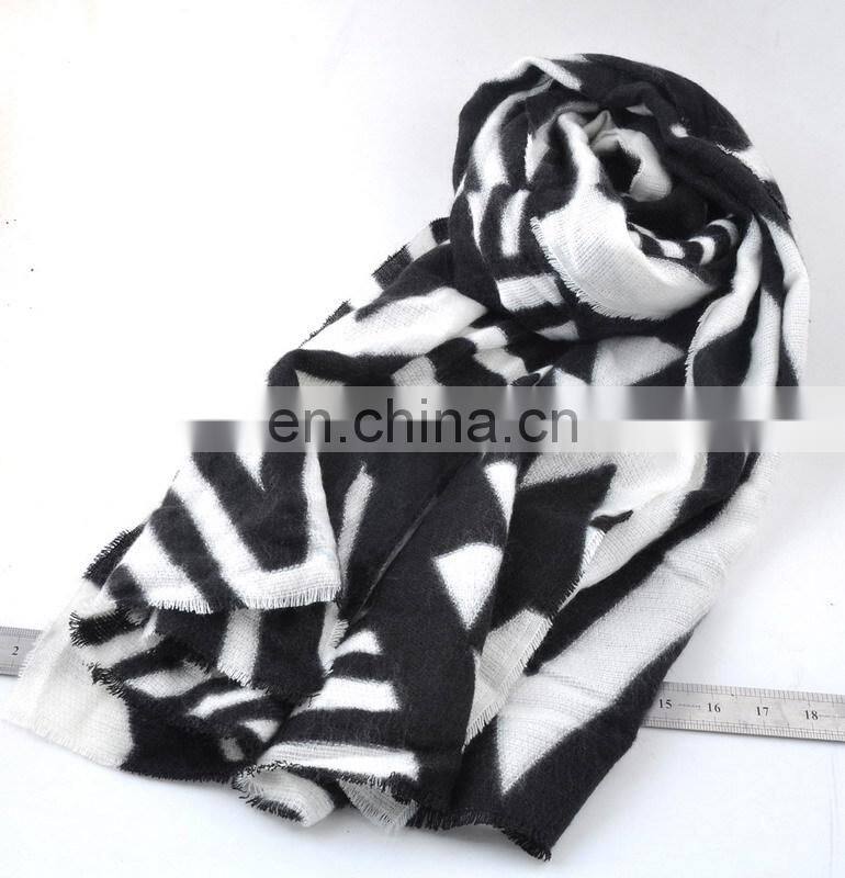 Wholesale Fall scarf Winter Warm Scarf Cheap Black And White Shawl in stock