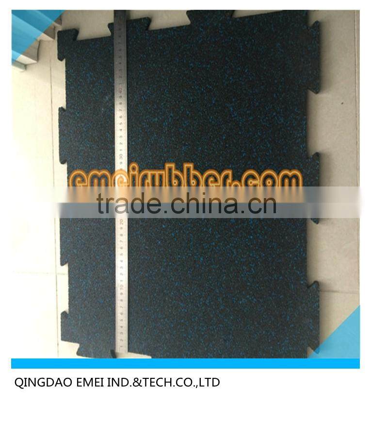 Interlocking recycled rubber flooring tile