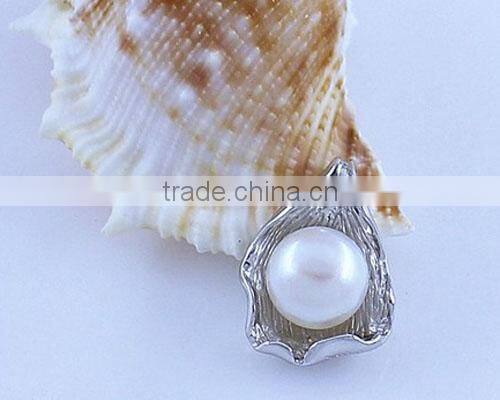 Silver pearl pendent