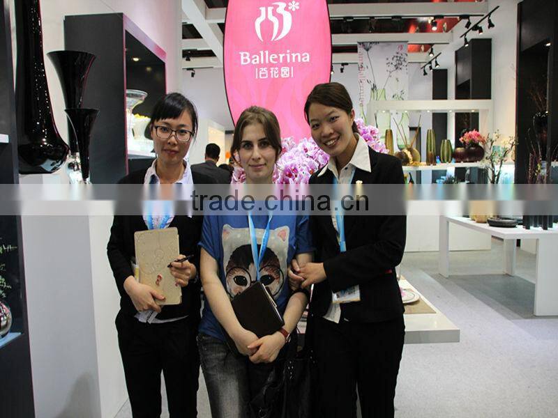 Blown glass plates and bowls Table Decoration In Restaurant