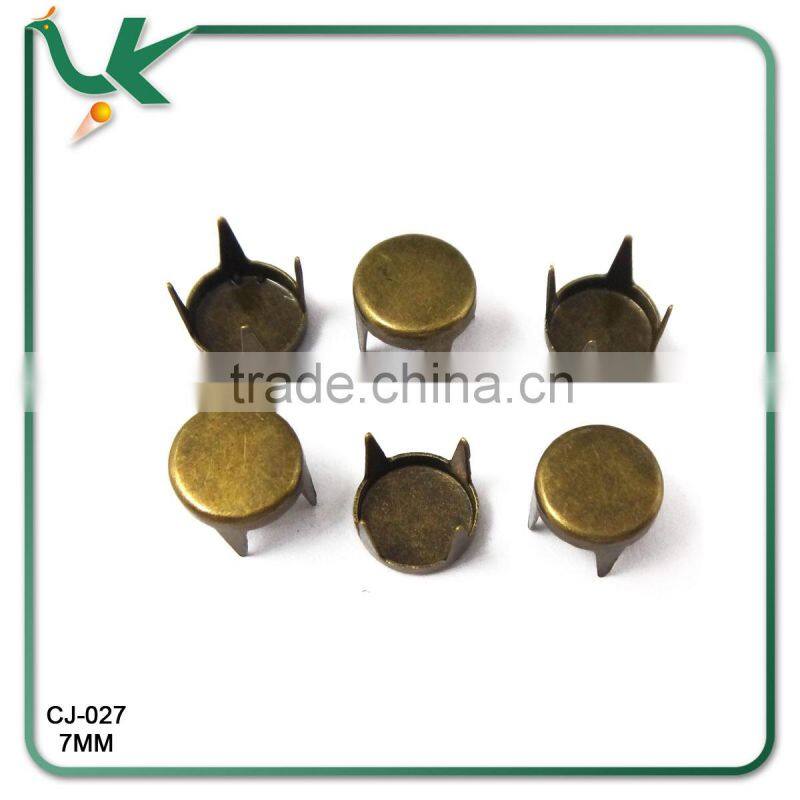 Different Colours Pyramid Metal Nailhead stud