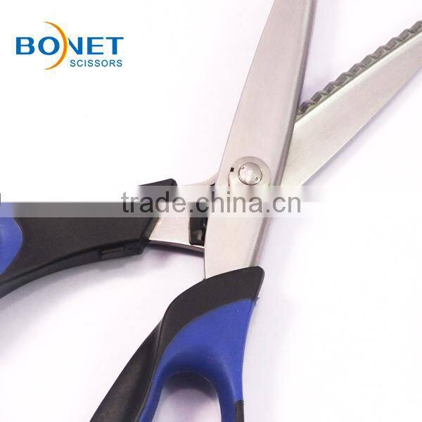 S21002 9-3/4" Plastic handle pink wave scissors