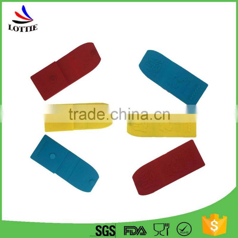 FDA grade Eco-friendly easy to clean silicone Red card wallet.