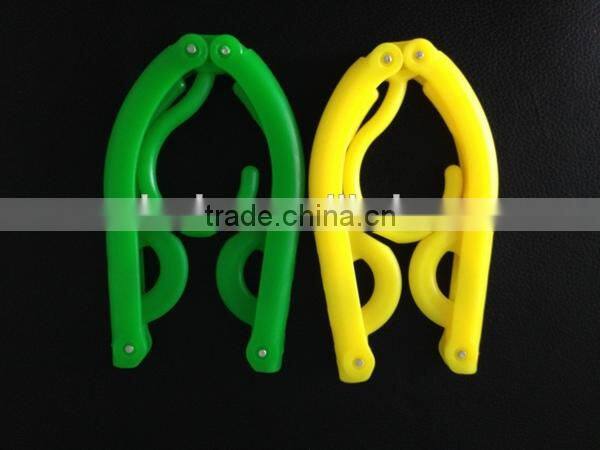 Foldable clothes hanger