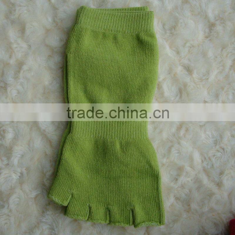 Non-slip yoga massage five fingers socks environmental particles wear cotton antibacterial yoga socks wholesale