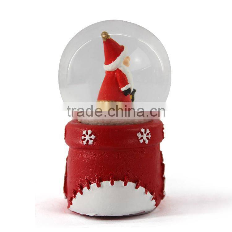 2015 Newest resin Christmas snowglobe