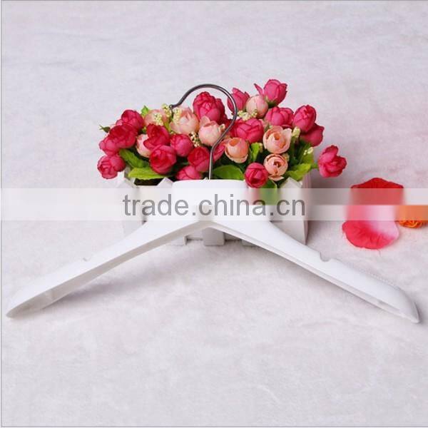 custom cheap plastic hanger/colorful plastic hanger with metal hook/cheap plastic hanger manufacturer