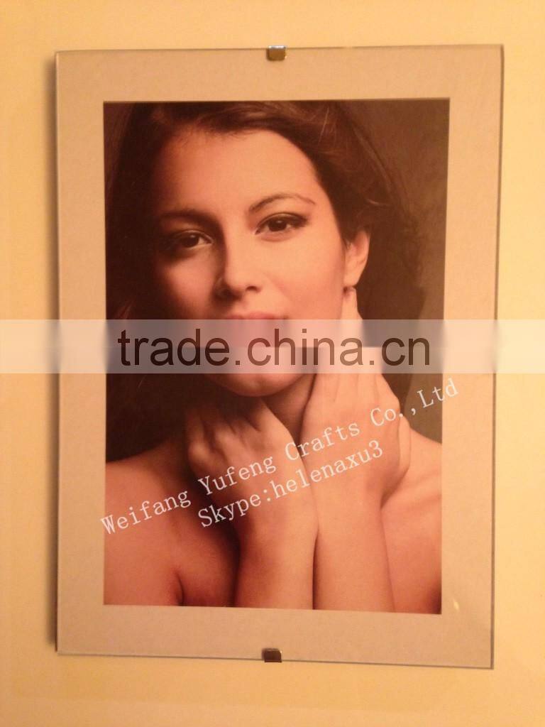 Frameless clip poster frame with glass window