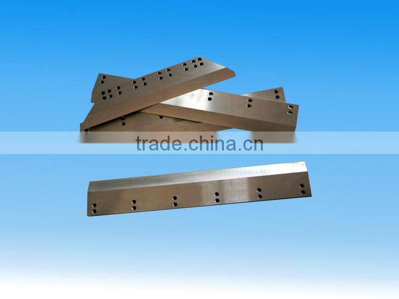 The type steel shears to slice the razor blade