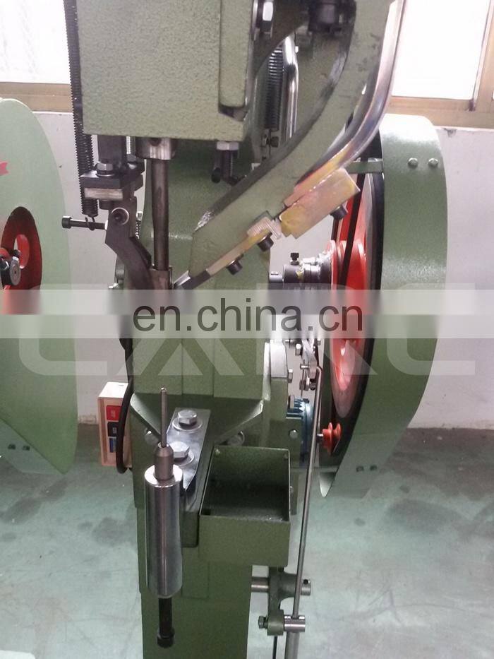 Automatic rivet feeding ice skate riveting machine