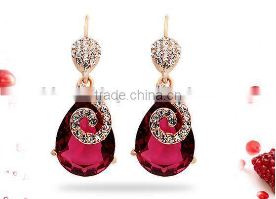 The red crystal pendant earrings.A wedding gift
