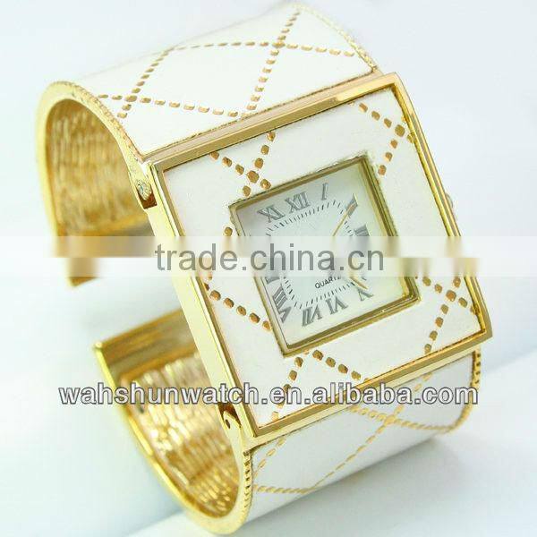 shining golden color wristhand women watch
