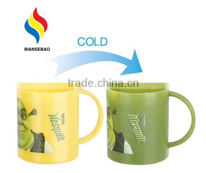 novelty 2015 hot water color change plastic mug with handle
