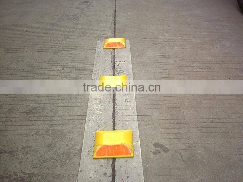 Low price road traffic stud with plastic and metal