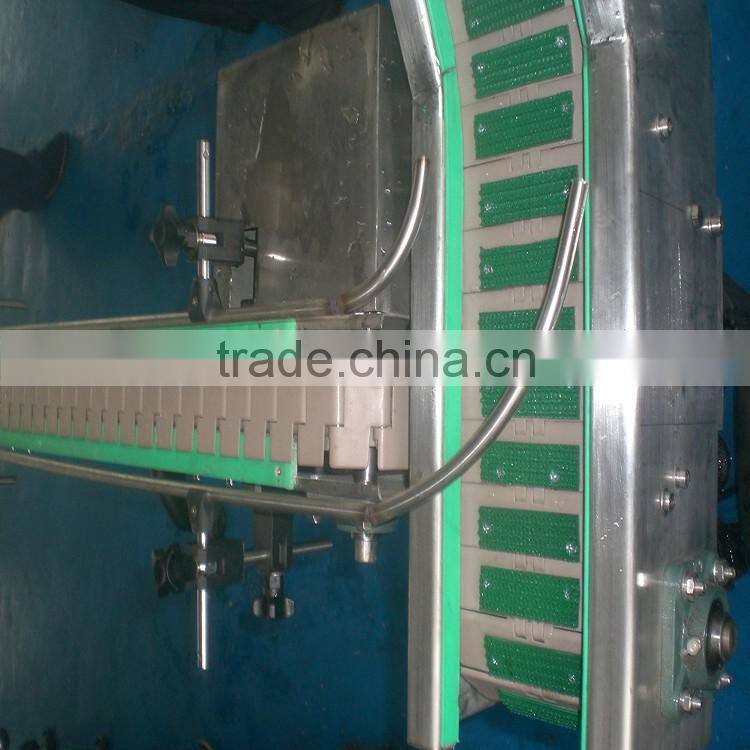 High friction slat chain conveyor line with anti-slip rubber for uplifting material handling
