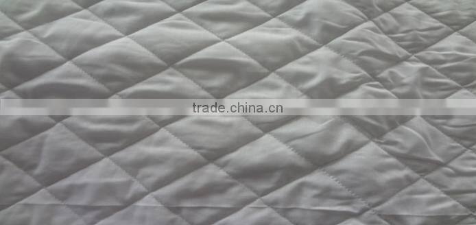 Waterproof quilted poly-cotton mattress protector
