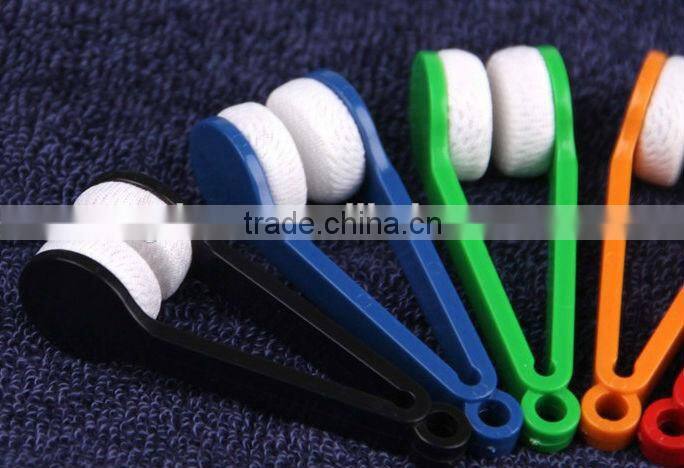 2016 custom keychain mini hand shape microfiber manual Spectacles wipe