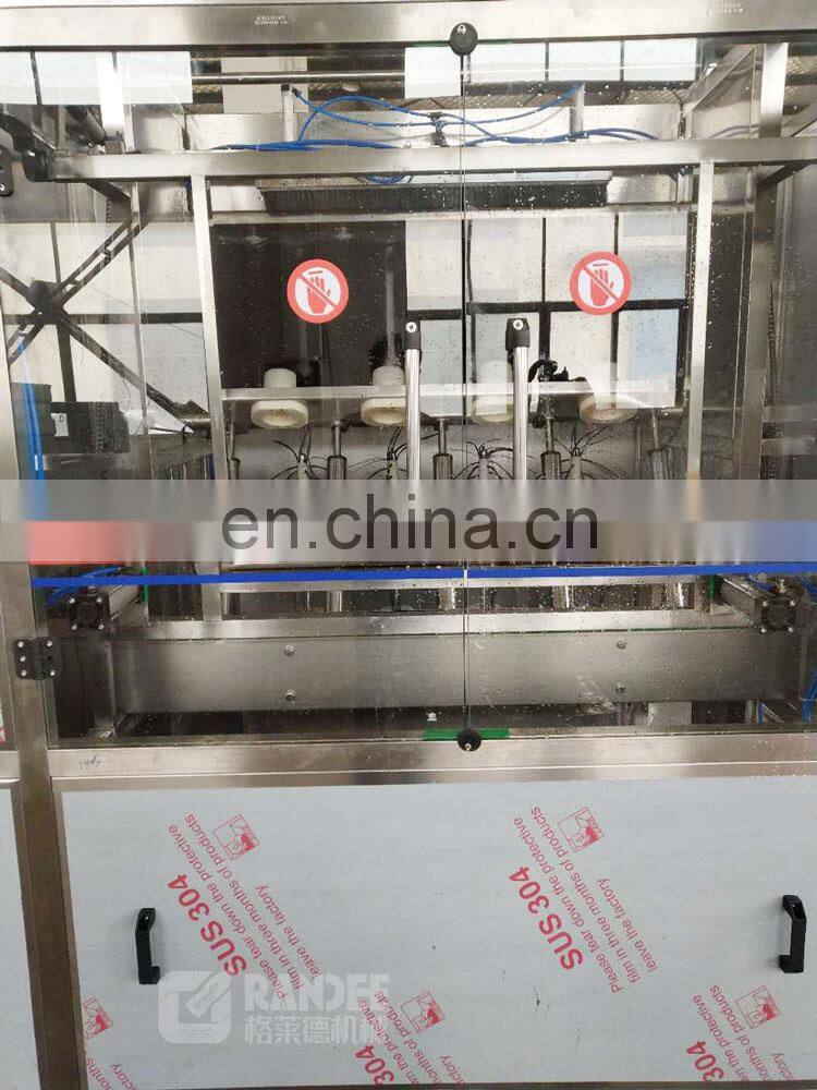 Automatic interior and exterior brushing / washing machine