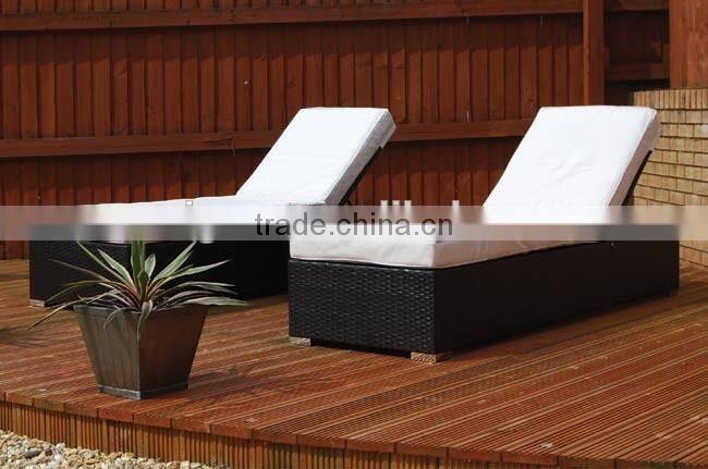 2017 Trade Assurance New Summer arrival outdoor pe rattan resin wicker garden multi-purpose sun lounge with tea table furniture