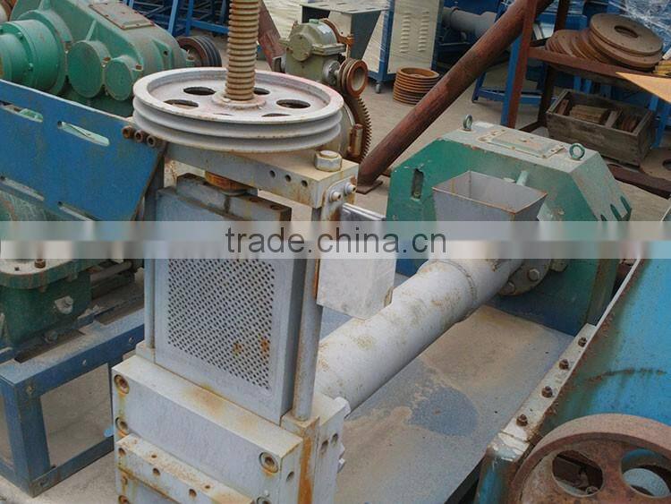 Plastic extruder, plastic extruding machine, plastic remodeling machine