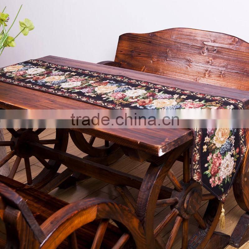 PLUS Polyester table runner with tassels