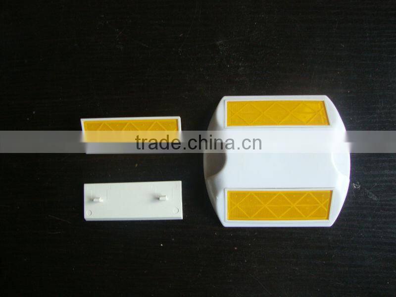 2013 RSG suppy cast 100*90*18mm,43 glass beads reflective plastic road stud