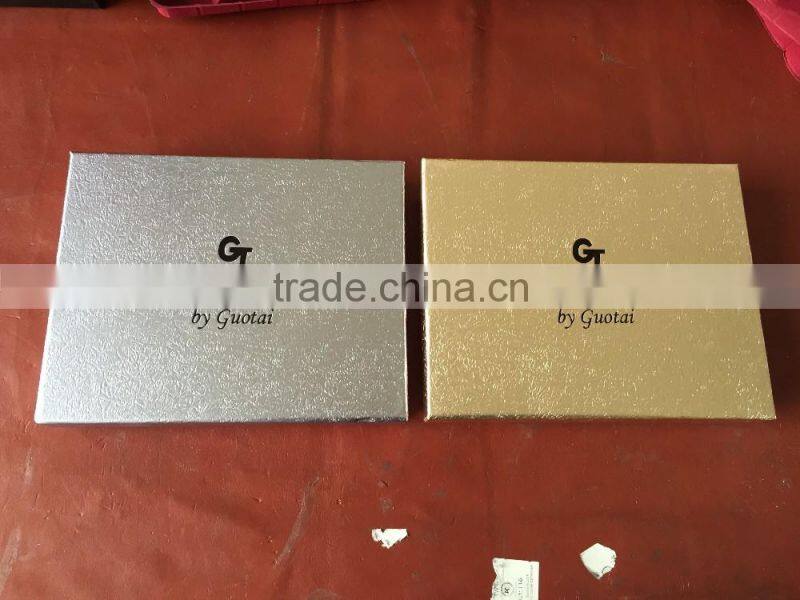 9oz leather wrapping hip flask and antique copper zinc alloy logo and 4 cups are arranged in the package box.