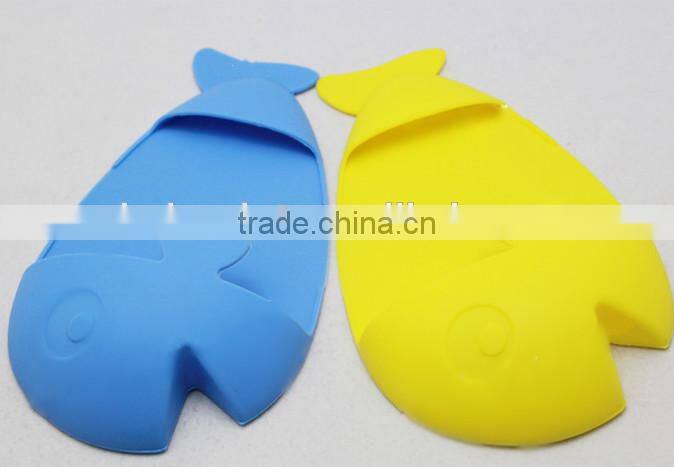 New design FDA approved oven glove, fish shape silicone heat insulation gloves