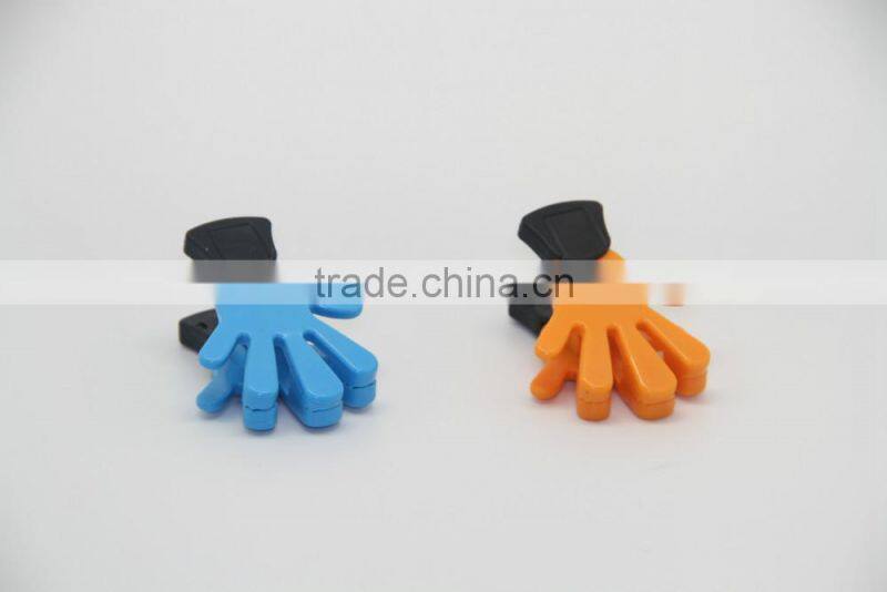 2015 new design popular palm shape plastic pegs