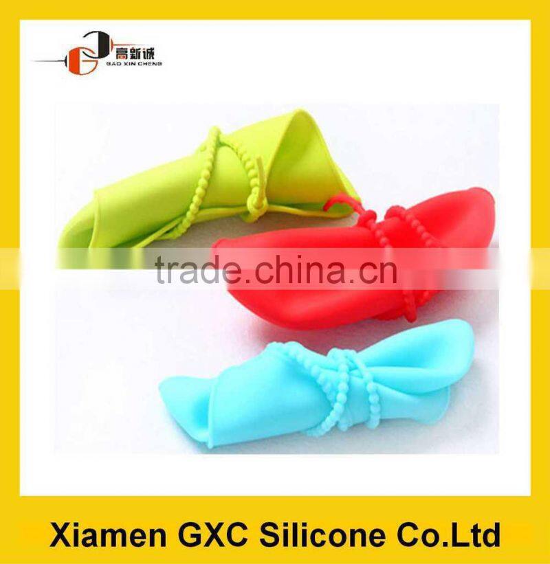 funny waterproof silicone baby bib with micky mouse print