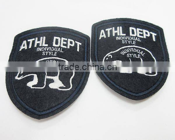 China Made C loth Fabrci Machine Badge Embroidery Logo