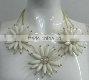 Pretty steps 2015 latest design elegant beads necklace big flower design