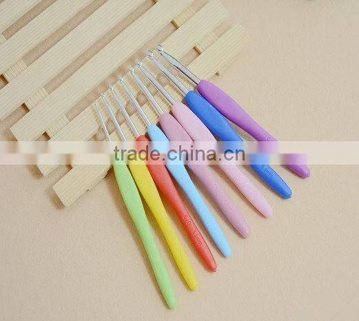 8pcs Colorful Soft Plastic Handle Aluminum Crochet Hooks Knitting Needles Set