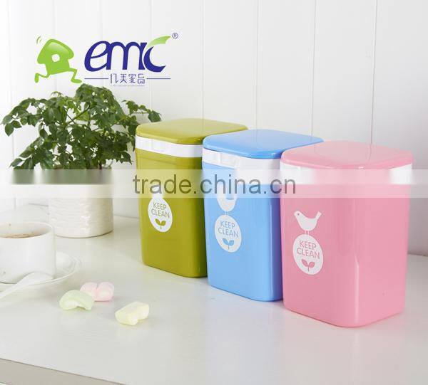 Little plastic dumpster with lid