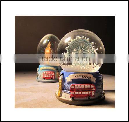 2015 new on alibaba china interior decor resin snowglobe