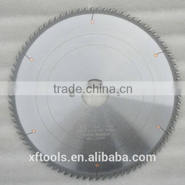 Circular saw wood cutting