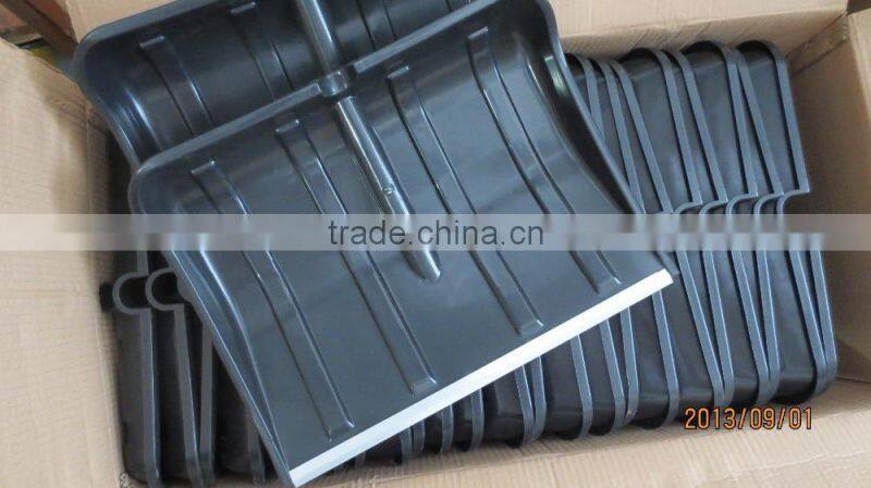 Plastic push snow shovel/ Snow shovel with wooden handle/long handle snow shovel