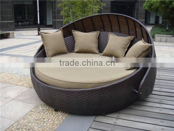Outdoor rattan egg bed